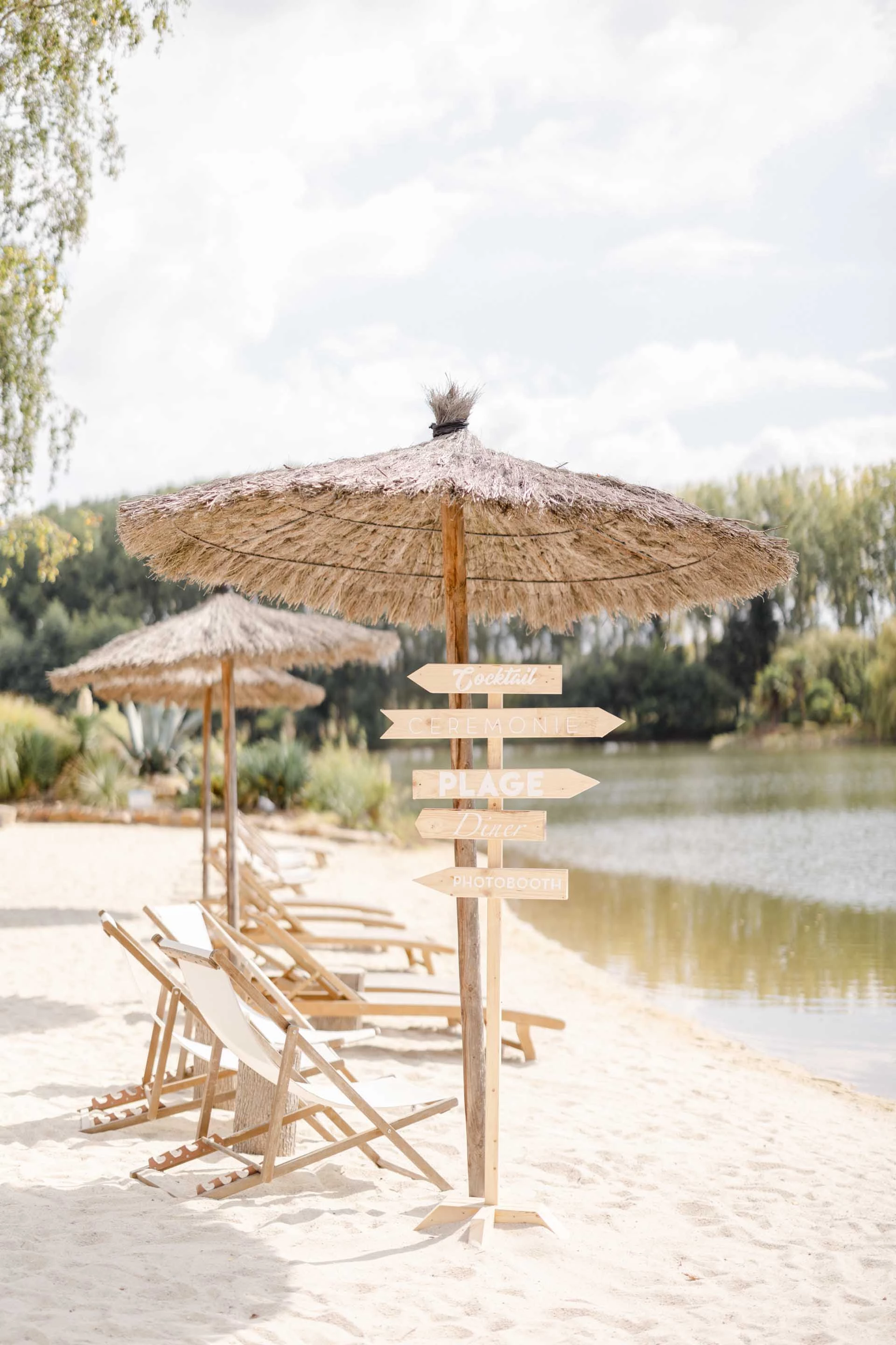 sable chaume plage parapluie beige